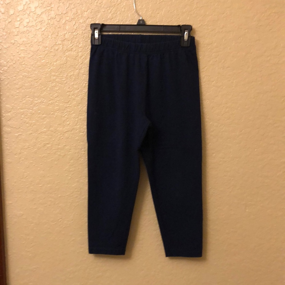 Girls black leggings.